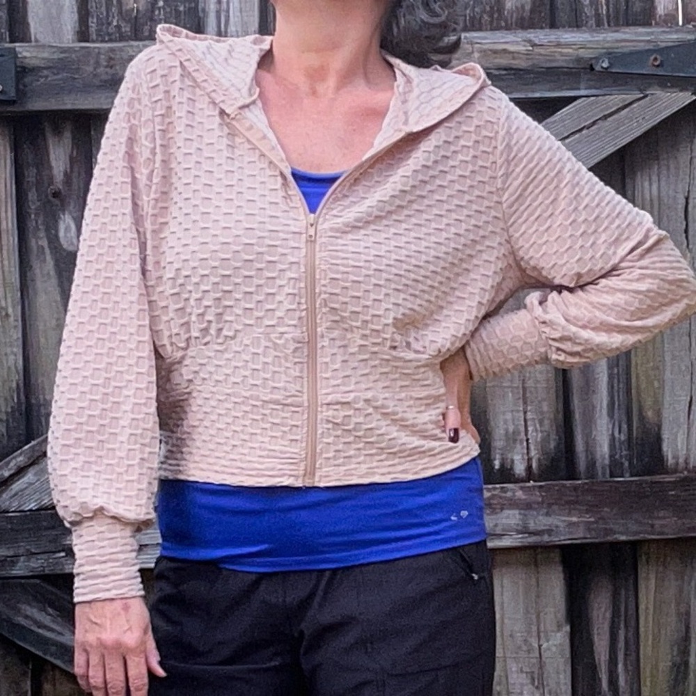 Stylish waffle taupe hoodie withh blouson sleeves. Size L, brand Jolie & Joy